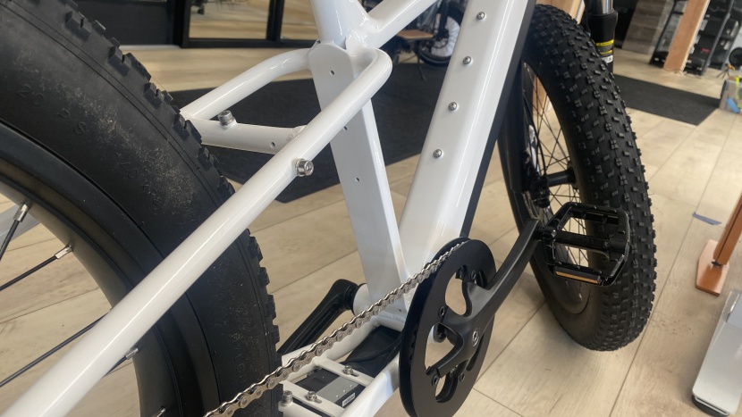 blix ultra - the optional second battery slips right in behind the seat tube.