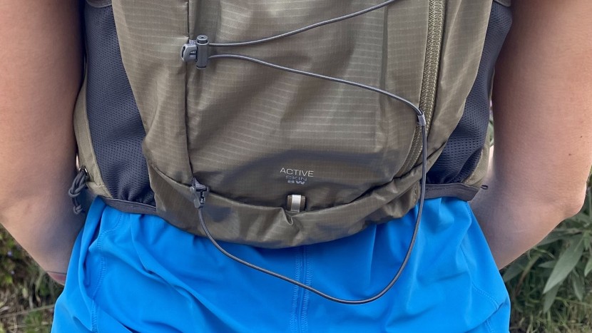 salomon active skin 8 for women - the external back bungee can be pulled tight against the pack to...