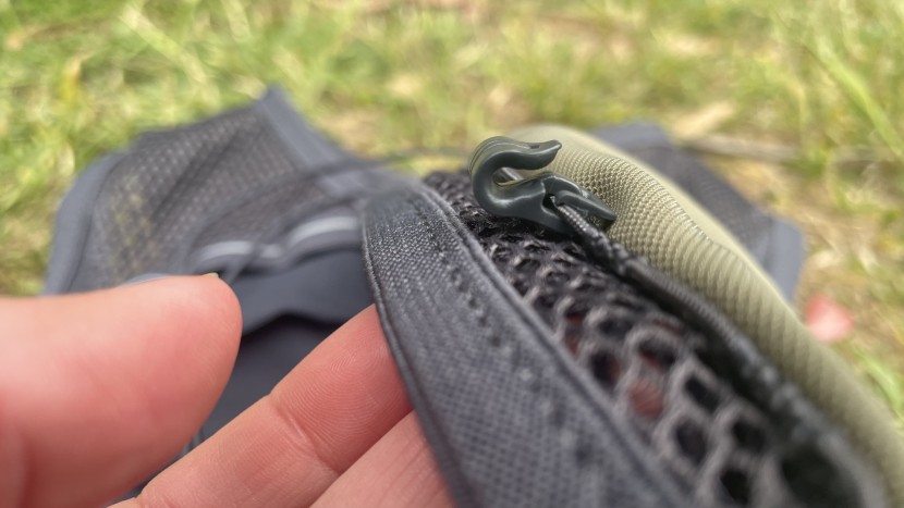 salomon active skin 8 for women - the stretchy edges and secure front hooks ensure that you can find...