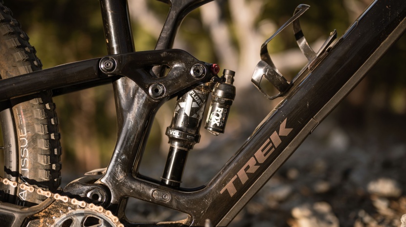 the magnesium rocker link sandwiches the vertically oriented float x.