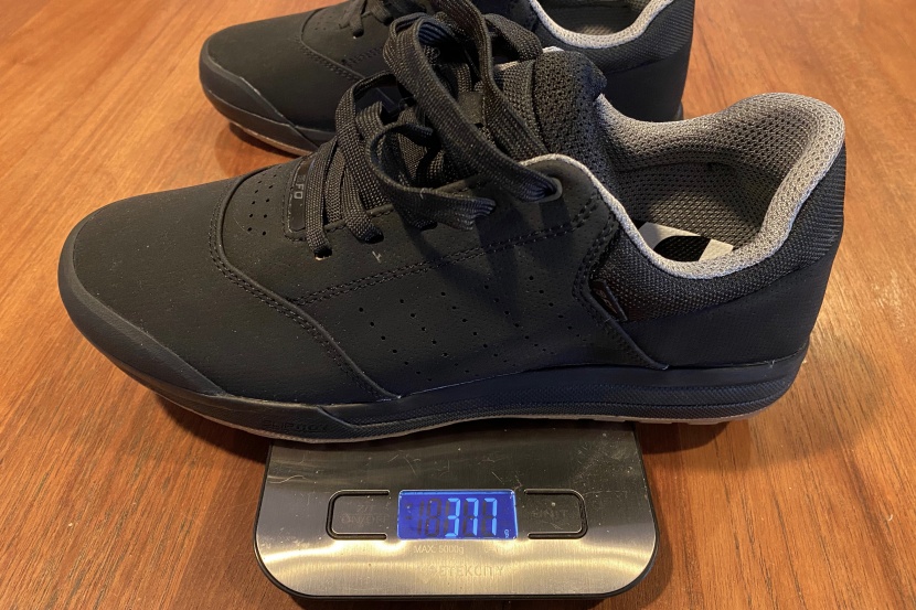 mountain bike flat shoes - every shoe is weighed on a scale. the 2fo roost flat in a 43.5 eu...