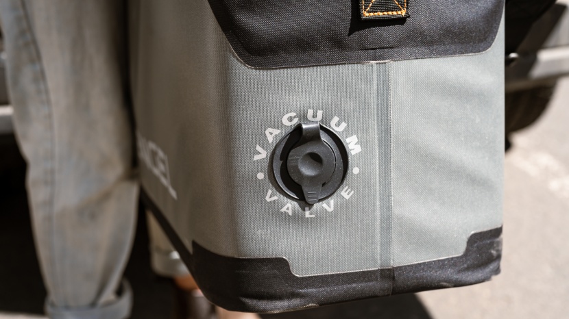 engel hd30 - the vacuum valve helps keep contents cool by removing warm air and...