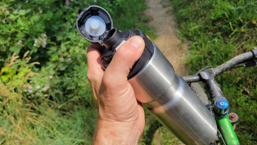 speedfil speedflask - the speedfil speedflask&#039;s push button flip cap makes it easy to use...