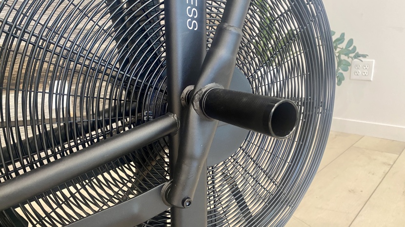 assaultfitness assaultbike classic - foot pegs give your feet a spot to rest during an upper-body workout