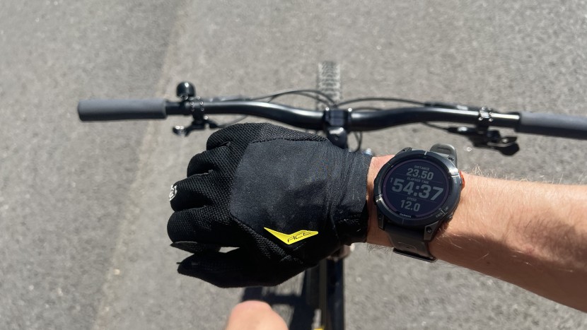 the crisp lights and dark blacks make this watch easy to use and see...