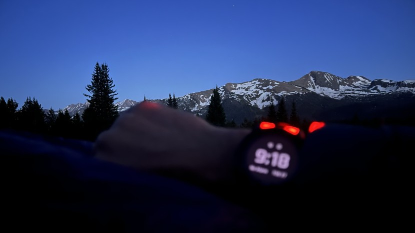 garmin enduro 3 - the enduro 3 solar's flashlight offers four white led brightness...