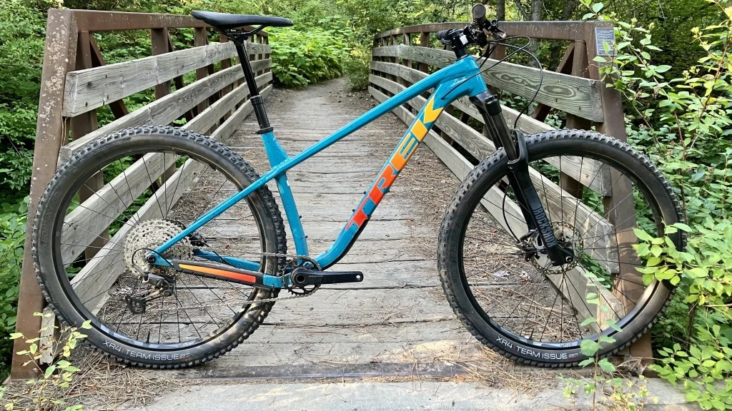 trek roscoe 7 budget mountain bike review - the roscoe 7 has a great buildkit...and a great paintjob.