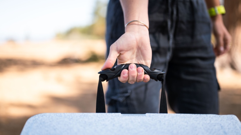 xspec 60qt - the xspec has comfortable handles on each side that make it easier...