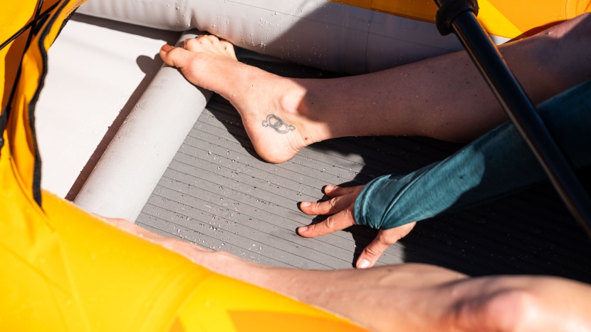 aquaglide deschutes 110 - here you can see the rigid, immobile foot brace and the sup-like...