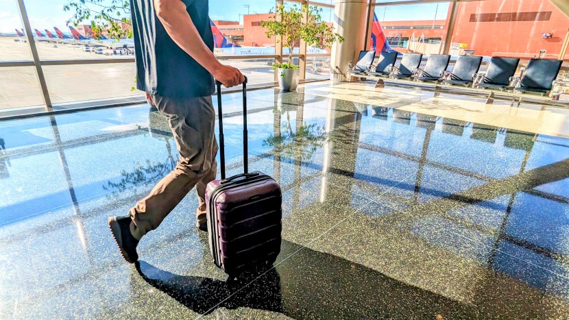 samsonite omni pc hardside expandable spinner 20-inch - rollin&#039; steadily and in style. what it lacks in overall function, it...