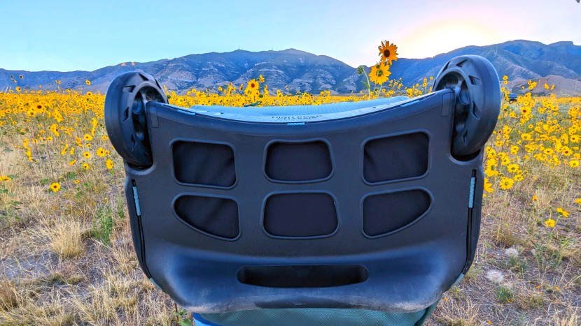 osprey sojourn shuttle 100l - admiring this bag&#039;s uniquely bowed design. the entire bag is arched...