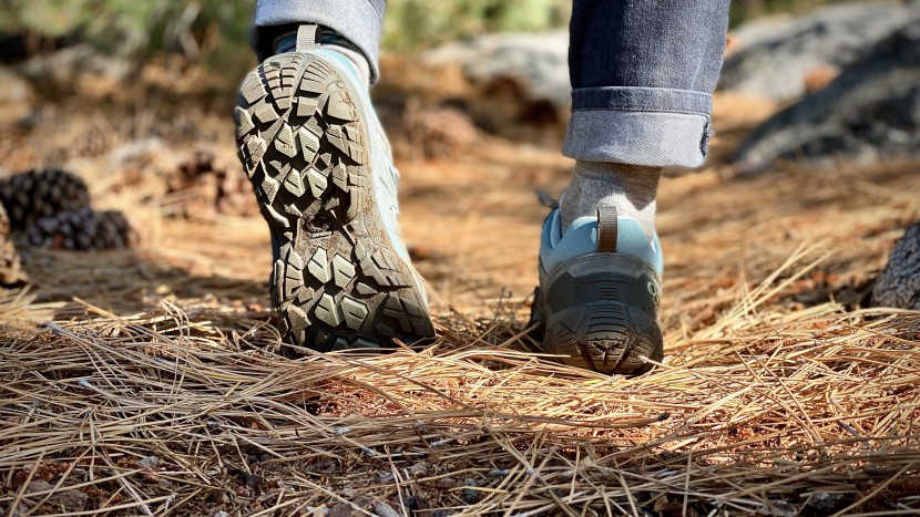 oboz sawtooth x low waterproof for women - the sawtooth features great traction when moving through a variety...
