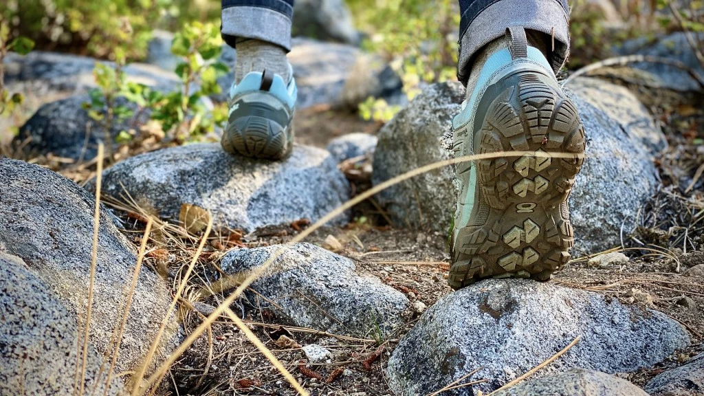 hiking shoes womens - the oboz sawtooth is built to last, featuring a heavyweight leather...