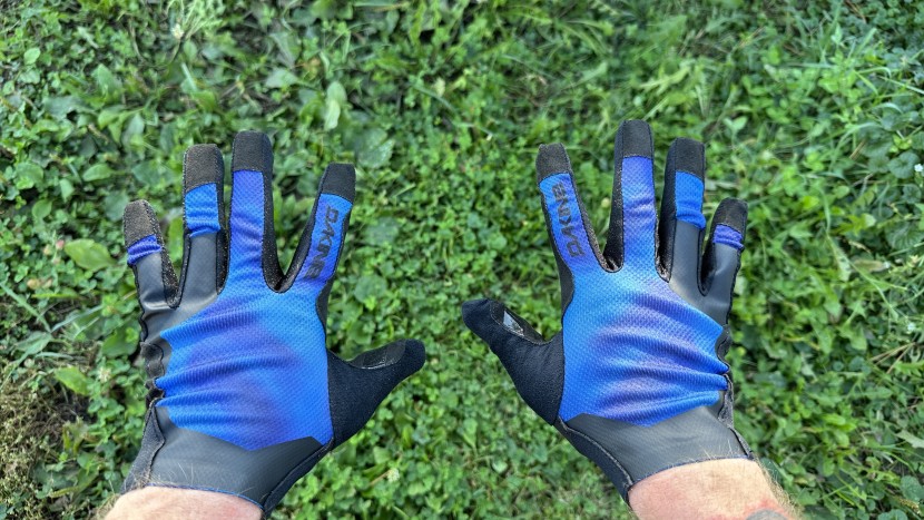mountain bike gloves - the polyurethane on the 4/5 fingers and wrist add protection to the...