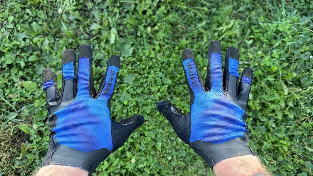 mountain bike gloves - the polyurethane on the 4/5 fingers and wrist add protection to the...