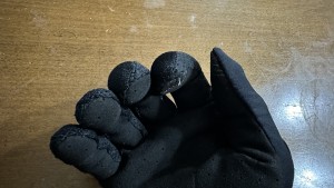 The seams on the finger tips are noticable.