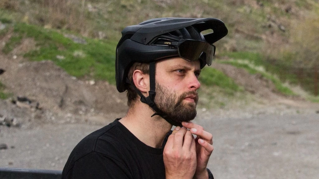 bike helmet - the ambush 2 straps stay flat and give your ears room.