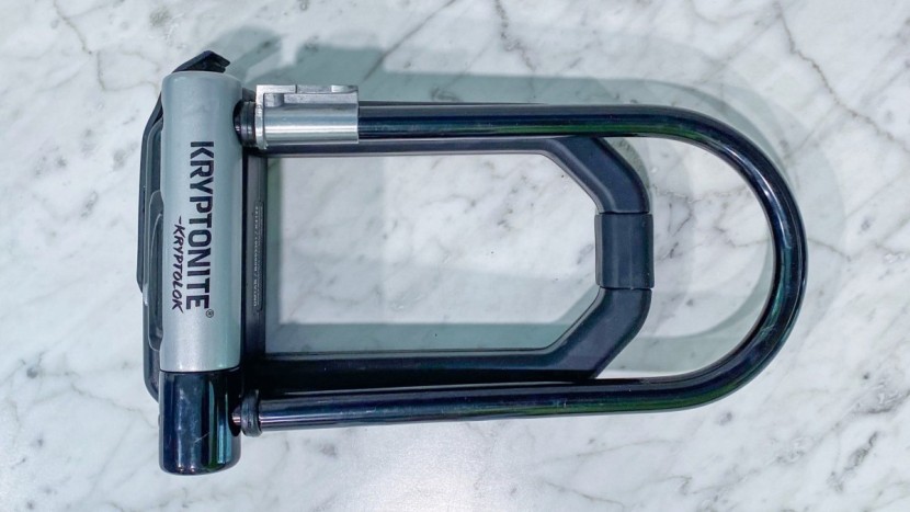 a size comparison between the kryptonite kryptolok and the hiplok...