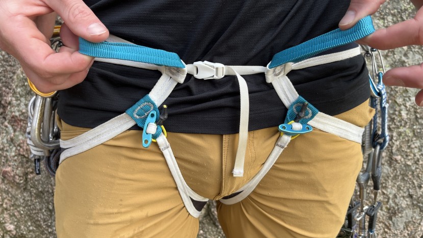 the minimally-adjustable waist strap on the choucas light.