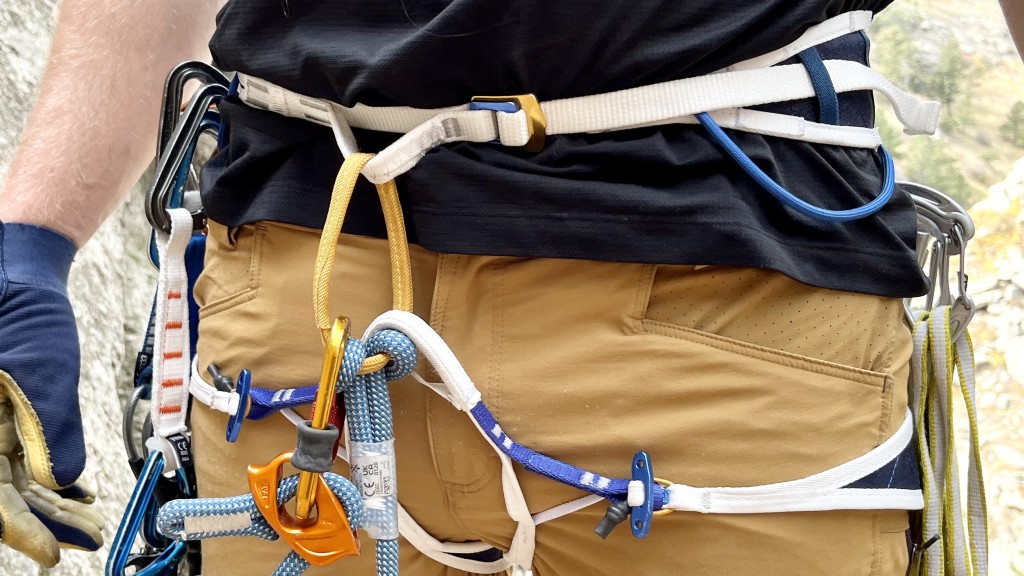 The all-round 3 season rock-climbing CUESTA harness – Blue Ice NA