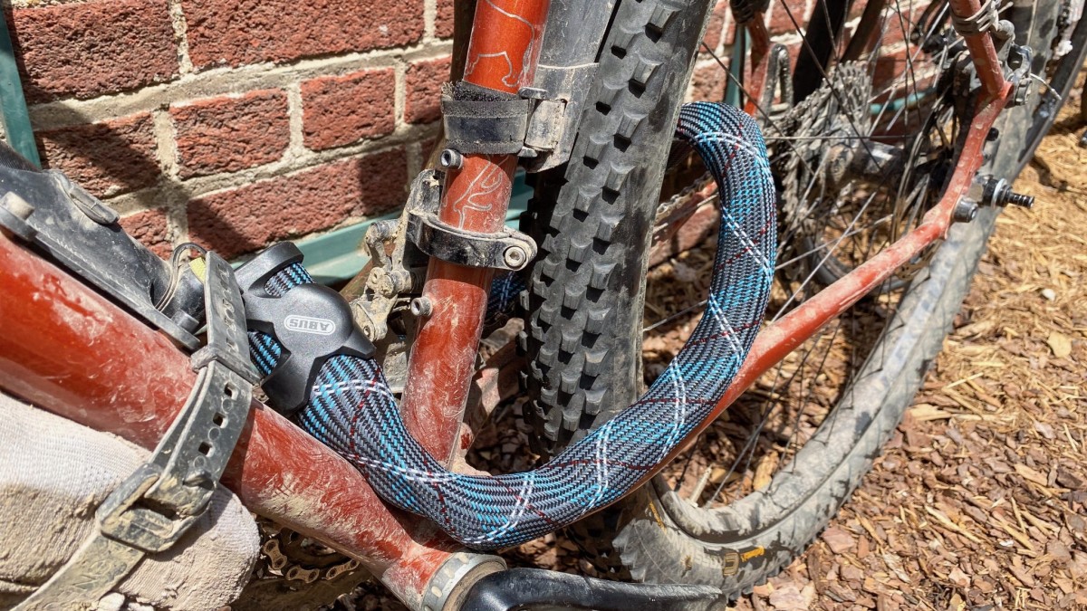 Abus Ivera 7210 Review (These big, knobby tires were a problem for some locks to wrap around, but not for the Abus Ivera 7210.)