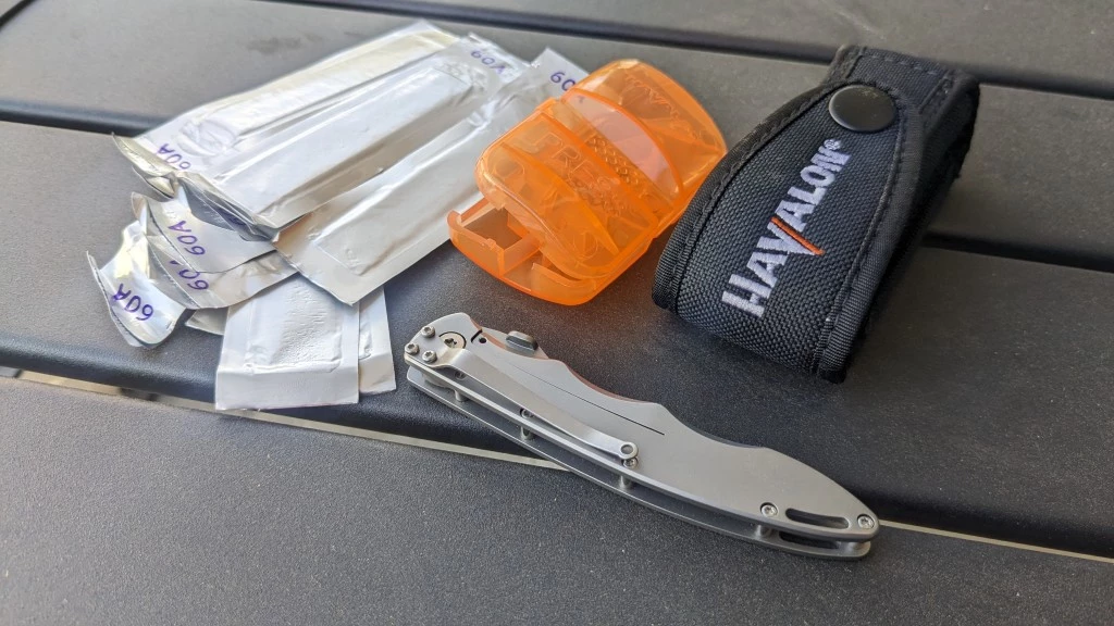 pocket knife - the piranta comes with 12 replacement scalpel blades, a quick-change...