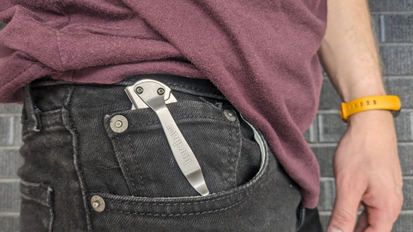 kershaw leek - the leek is thin, smooth, and rounded - clearly designed for pocket...