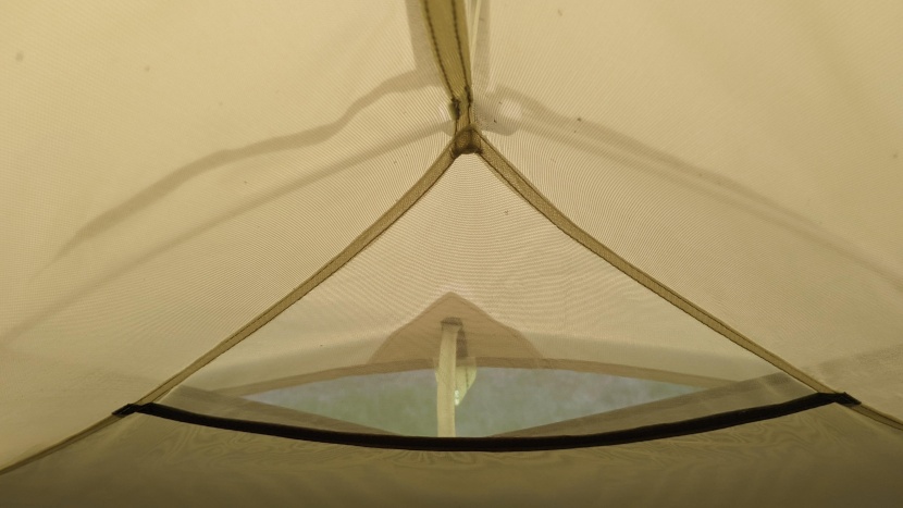 struts hold open vents in the fly to allow air to flow.