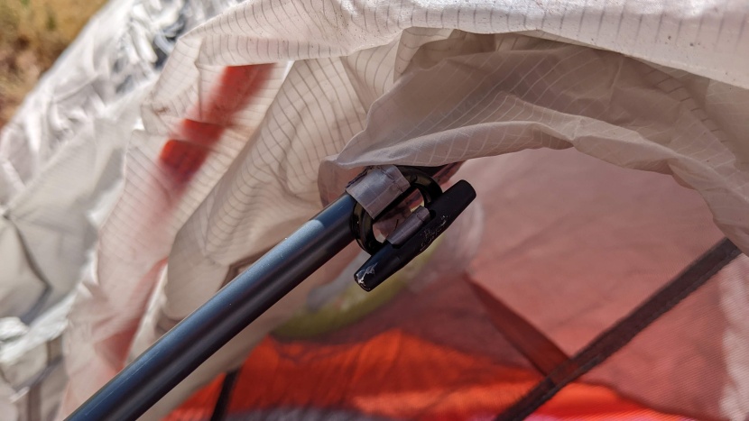 instead of hook and loop closures, the slingfin uses plastic circles...