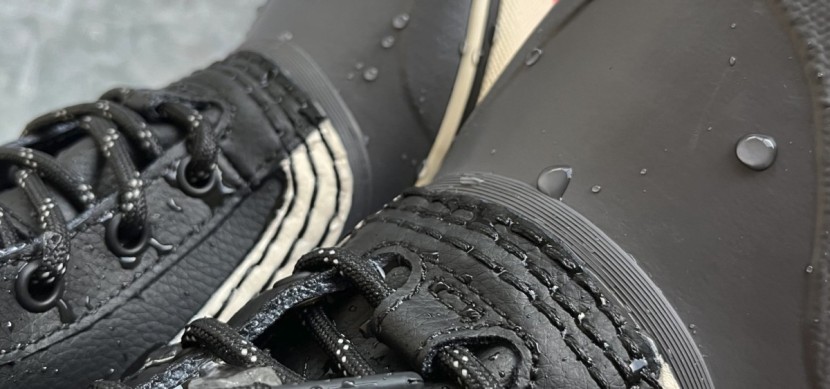 vans standard mid snow mte - an expansive rubber toe box and outsole repels water incredibly well.