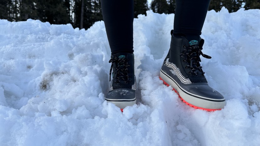 vans standard mid snow mte - adequate traction and snow-specific construction lend to a casual...