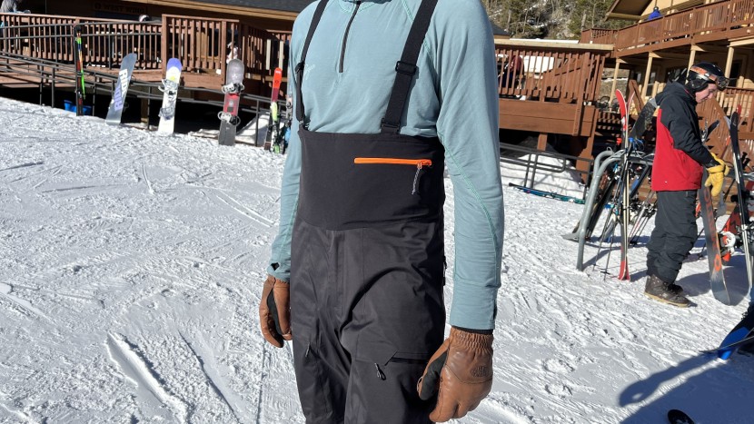 ski pants men - a thin, low-coverage bib covers the lower torso on the mammut...