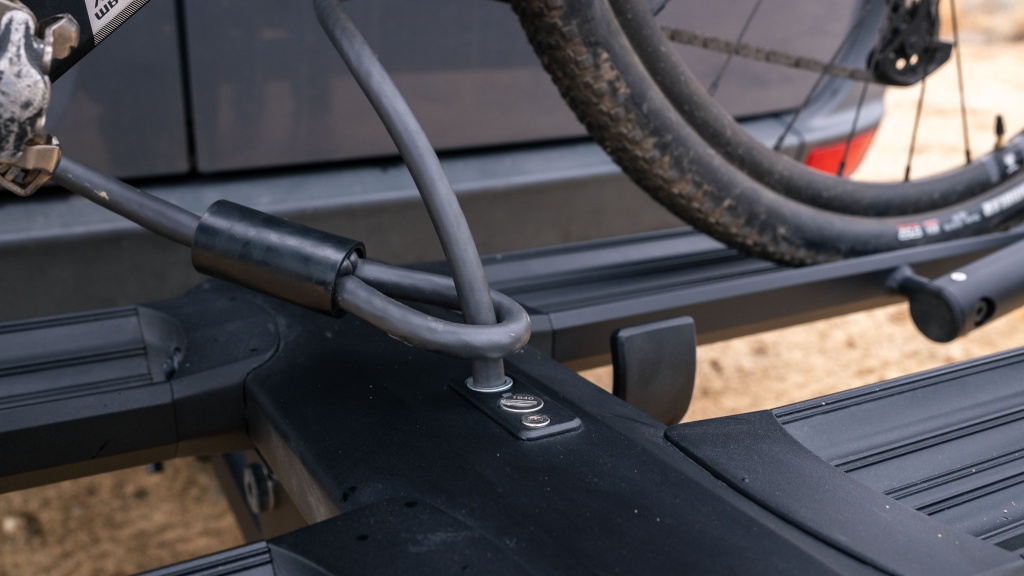 kuat piston pro - locking the noose-style cable into the base of the rack is simple...