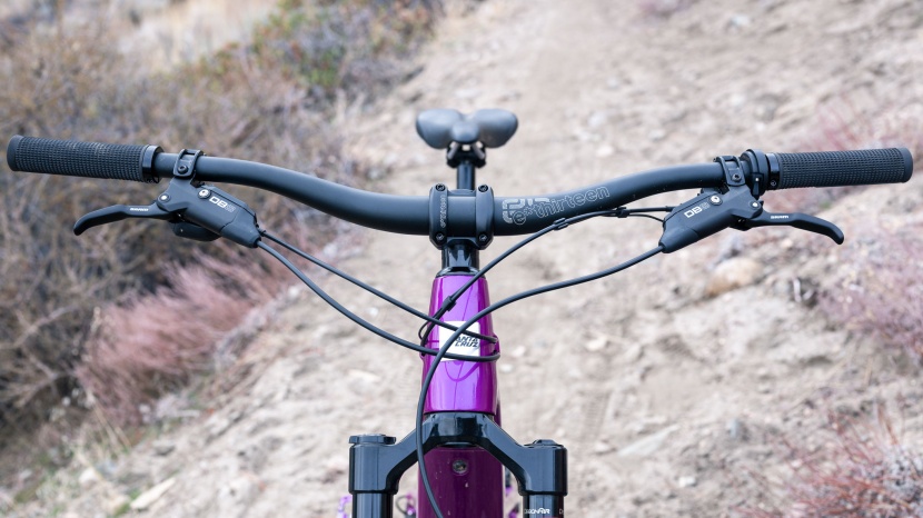 santa cruz heckler sl r - the cockpit is very clean for an e-bike.