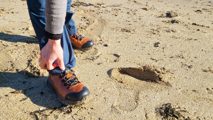 fjallraven vidda pro trousers for women - a metal hook in the hem attaches to your shoelaces to keep debris...