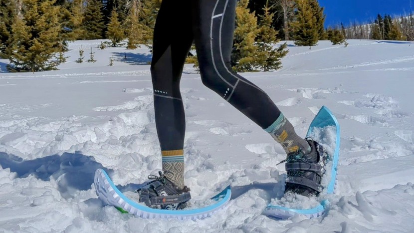 snowshoes womens - easy peasy velcro straps, just keep them clear of snow before...