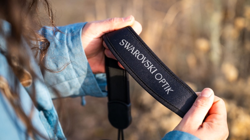 swarovski el 8.5x42 - a large neck strap provides comfort for when the binos are not in use.