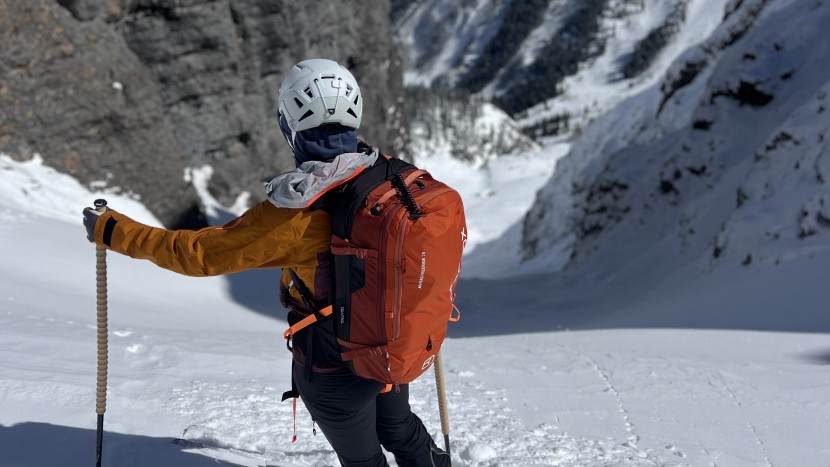 ortovox litric freeride 28l - about to drop in with the litric freeride.