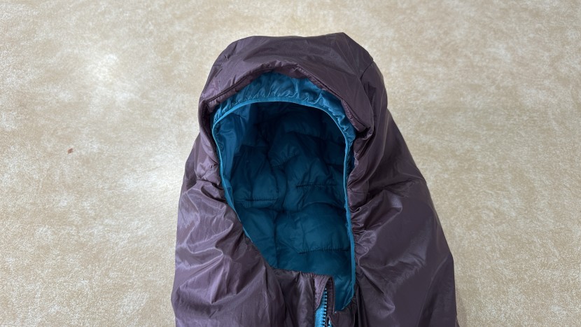 the hood of the das light has elastic to keep it close to your skin...