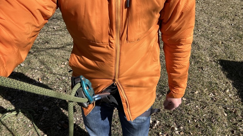 rab xenair alpine - dual zippers on the xenair make it easy to stay warm while climbing.