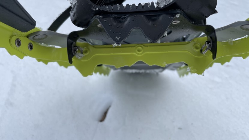 msr revo explore - this green crossbar provides great up and downhill traction.