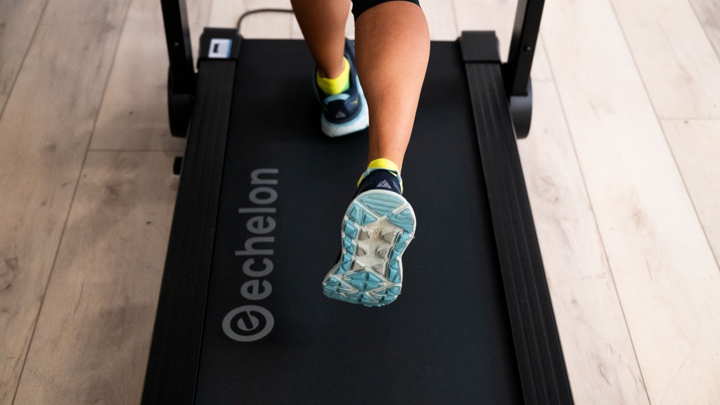 echelon stride 6 - the &quot;waterfall design&quot; allows you to hug the console a bit tighter...