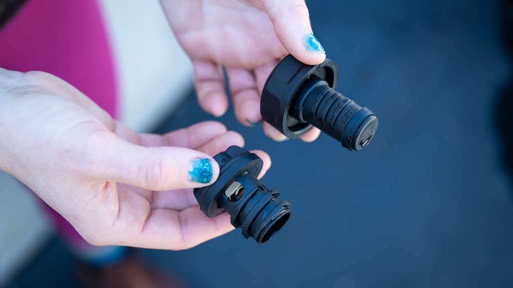 yeti roadie 48 - there's only one drain, and the plug doesn't have a leash, so it's...