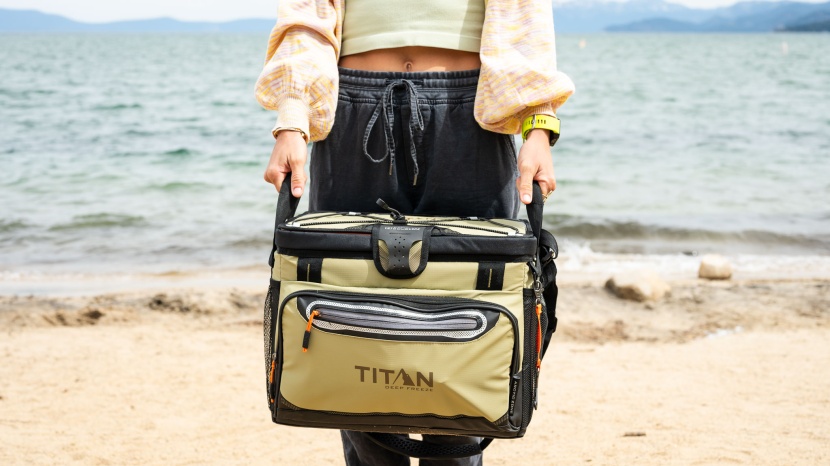 arctic zone titan deep freeze 30 - the titan&#039;s lid lacks a zipper, instead using a suction-like closure.