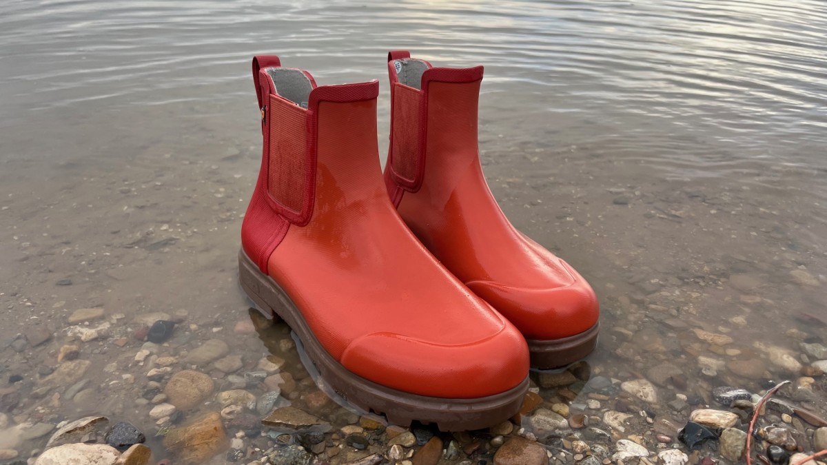 Bogs Holly Chelsea Review (Bogs Holly Chelsea combine superior comfort and walkability with excellent water resistance in a range of...)