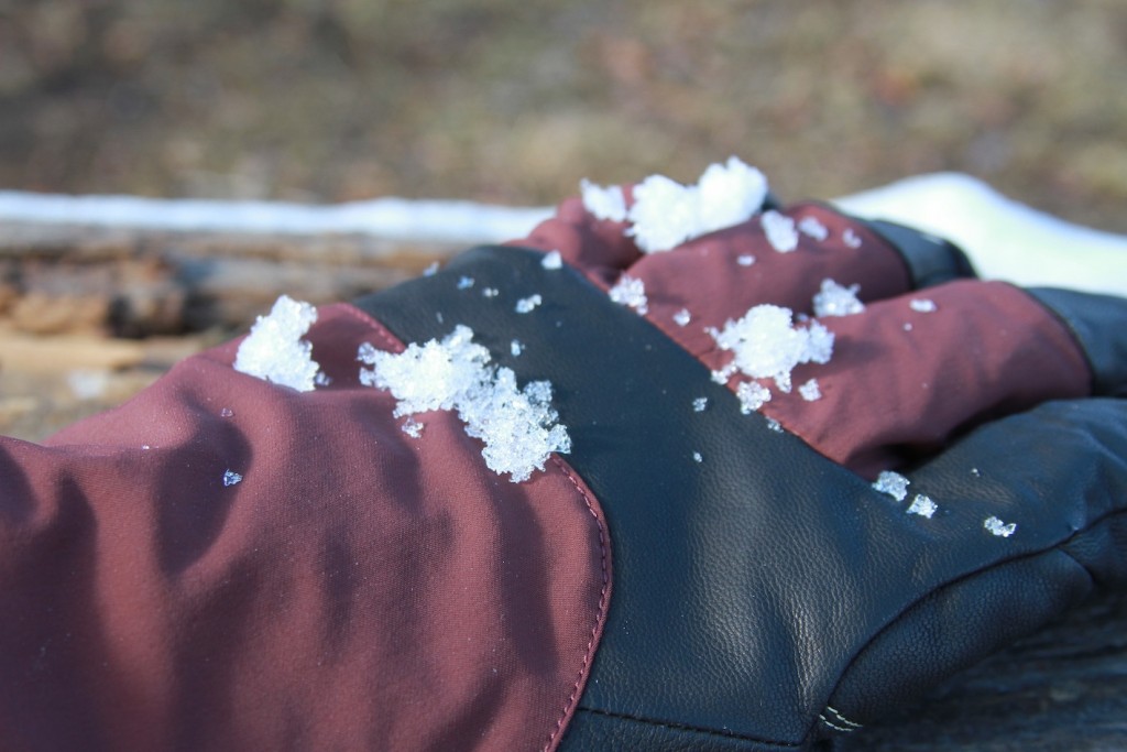 ski gloves womens - the fission's gore-tex shell is super water-resistant.