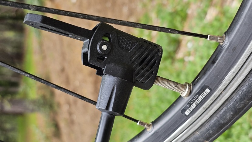 schwinn air center plus - the &quot;f&quot; style dual valve on the schwinn air center plus maintained a...