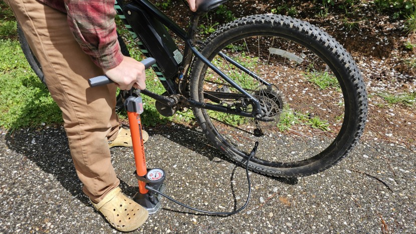 schwinn air center plus - even when pumping one-handed, the schwinn air center plus stayed...