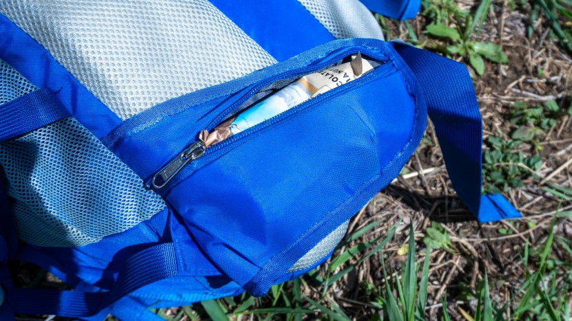 small side pockets will only fit three smooshed clif bars.