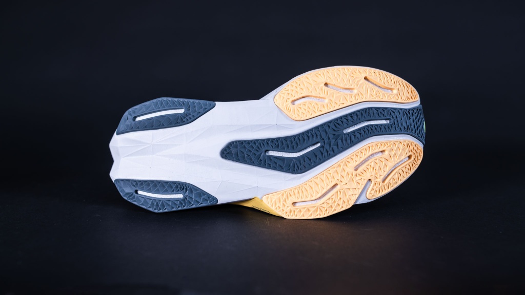 new balance fuelcell rebel v4 - the rebel v4 has a very wide platform.